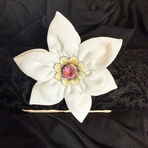 Vintage Elegant White Floral Brooch/Pin